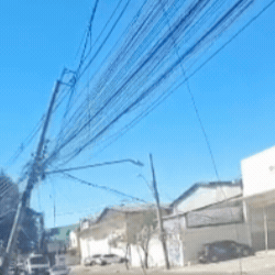 Caminh&atilde;o arranca postes e interdita quase 800 metros da Avenida das Bandeiras