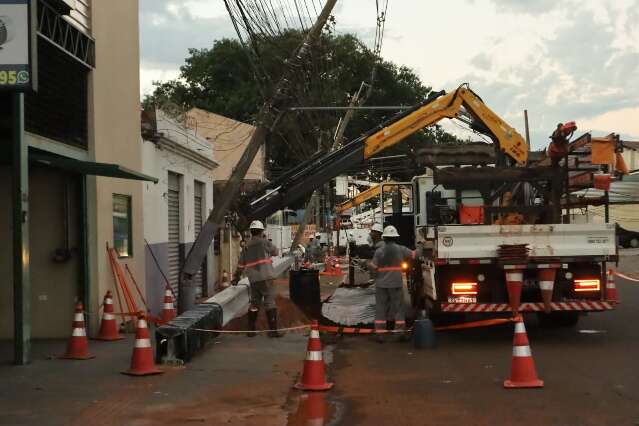 Acidente que danificou postes deixa 43 im&oacute;veis sem luz na Avenida das Bandeiras