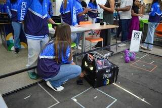 Feito à mão por alunos, robô "Banguela" vai de Naviraí competir no México Feito à mão por alunos, robô "Banguela" vai de Naviraí competir no México