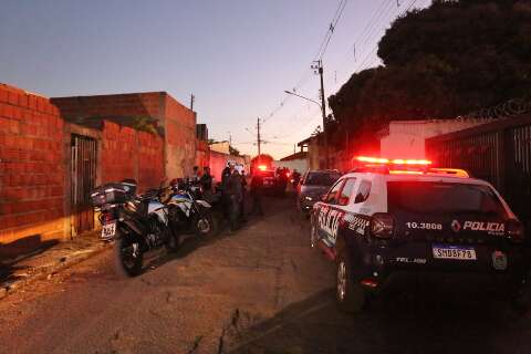 Adolescente de 16 anos &eacute; executado com 12 tiros dentro de casa 