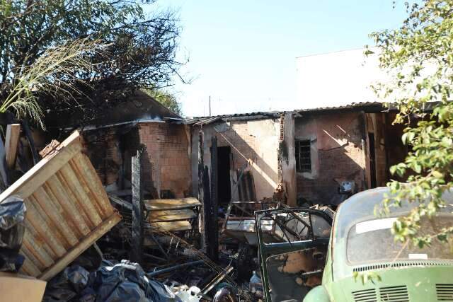 Idoso acumulador &eacute; acompanhado pela Assist&ecirc;ncia Social ap&oacute;s inc&ecirc;ndio em casa