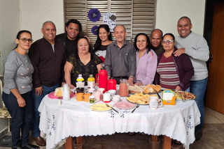 Após perder 5 filhos, dona Maria criou 8 e fez história atrás do balcão Após perder 5 filhos, dona Maria criou 8 e fez história atrás do balcão