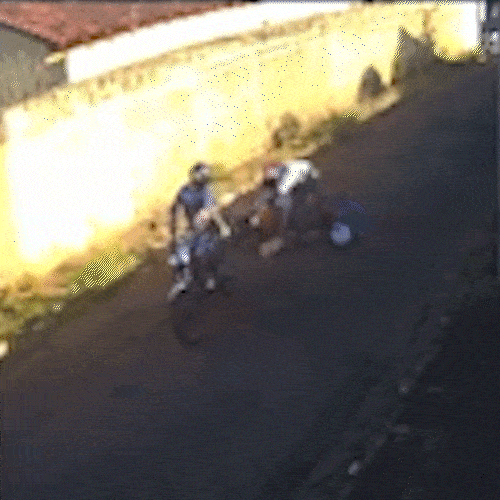 Dupla assalta mulher e rouba moto em movimento no meio da rua na Vila Rica