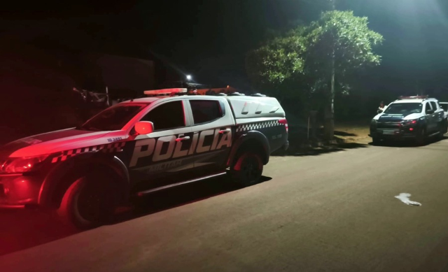 Jovem &eacute; morto a tiros dentro de casa e d&iacute;vida por drogas &eacute; investigada