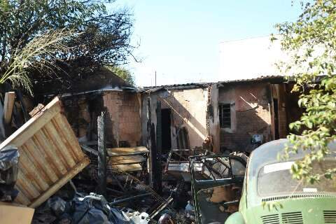 Idoso acumulador &eacute; acompanhado pela Assist&ecirc;ncia Social ap&oacute;s inc&ecirc;ndio em casa