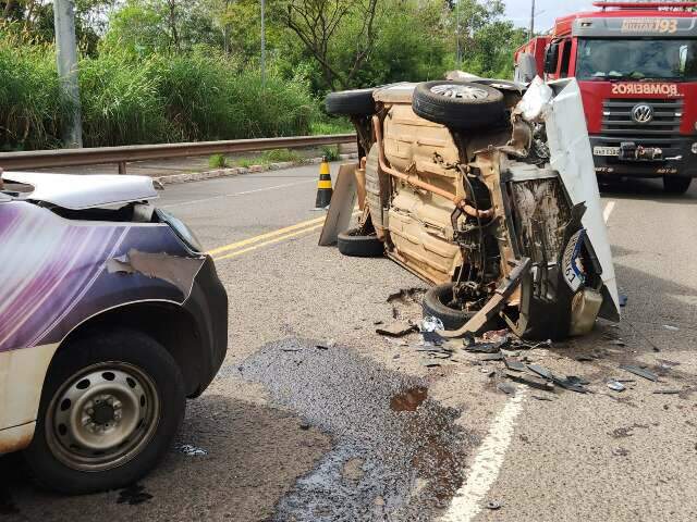 Motorista fica presa &agrave;s ferragens ap&oacute;s carro tombar em colis&atilde;o frontal 