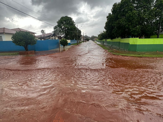 Chuva de 25 minutos volta a transformar ruas em rios de lama
