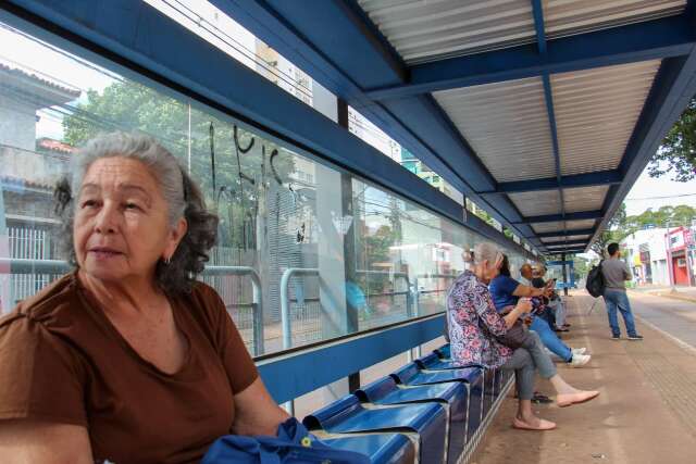Povo n&atilde;o quer luxo, s&oacute; mais &ocirc;nibus e no hor&aacute;rio certo 