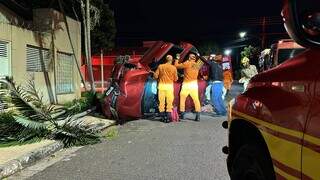 Motorista de aplicativo capota carro e fica preso às ferragens em Campo Grande Motorista de aplicativo capota carro e fica preso às ferragens em Campo Grande
