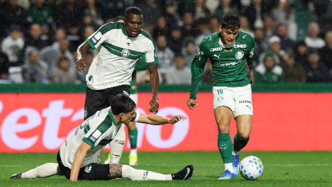 Palmeiras supera Coritiba e dispara na lideran&ccedil;a do Brasileir&atilde;o