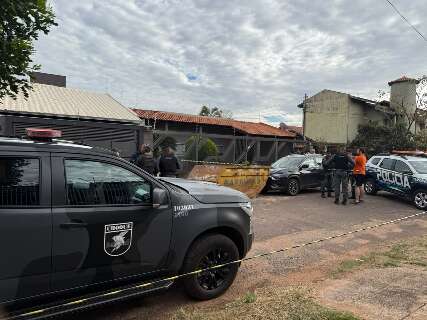 Empres&aacute;rio &eacute; executado no quintal de casa por dupla em motocicleta