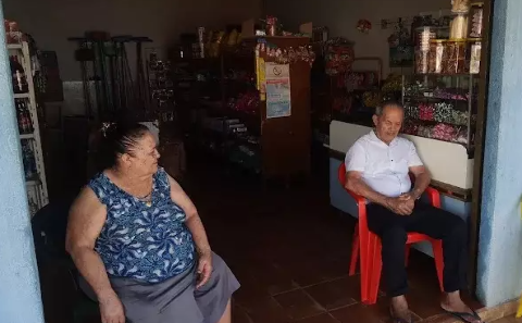 Ap&oacute;s perder 5 filhos, dona Maria criou 8 e fez hist&oacute;ria atr&aacute;s do balc&atilde;o