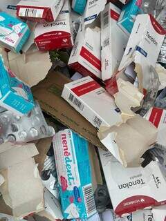 Pilha de embalagens de remédios é descartada em rua da Mata do Jacinto Pilha de embalagens de remédios é descartada em rua da Mata do Jacinto