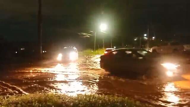 Chuva de 25 minutos volta a transformar ruas em rios de lama