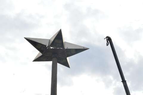 Cl&aacute;ssicas lumin&aacute;rias em forma de estrela d&atilde;o lugar ao LED em trecho da BR-163