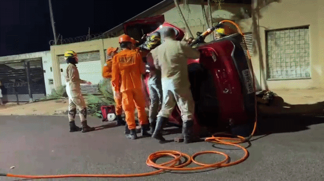 Motorista de aplicativo capota carro e fica preso &agrave;s ferragens em Campo Grande