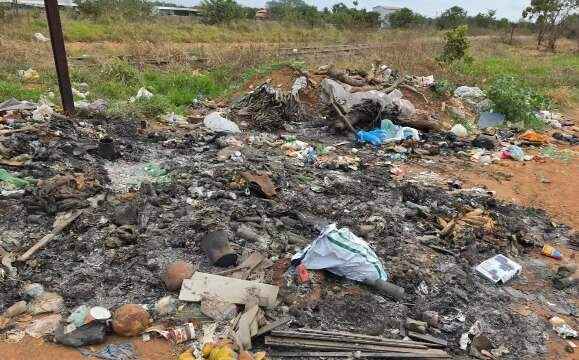 Estrada rural vira lix&atilde;o a c&eacute;u aberto e alvo de queimadas na regi&atilde;o da Gameleira