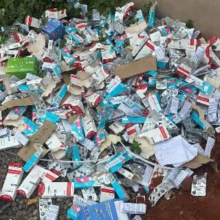 Pilha de embalagens de rem&eacute;dios &eacute; descartada em rua da Mata do Jacinto