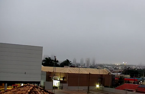 Dia come&ccedil;a com nevoeiro e previs&atilde;o aponta para risco de tempestades