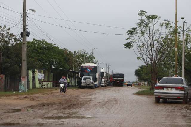 Ponte Bioce&acirc;nica avan&ccedil;a, mas estradas revelam a dificuldade de acesso 