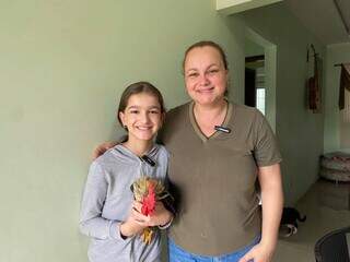 Galo Alcione dorme na cama e ajuda menina de 10 anos a enfrentar o luto
