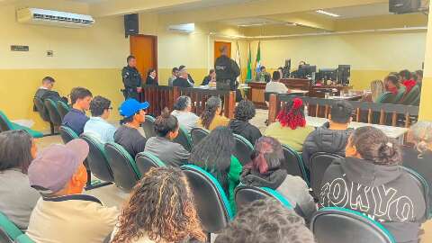 J&uacute;ri condena tr&ecirc;s e absolve jovem pela morte de pintor enterrado vivo
