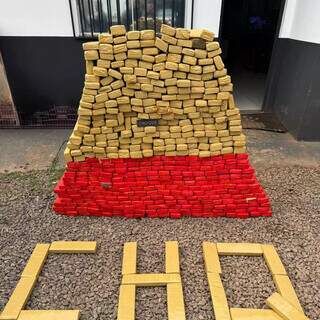 Quase meia tonelada de maconha &eacute; encontrada escondida em casa na Vila Popular