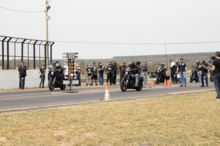 Festival transforma Harley-Davidson em máquina de arrancada em Campo Grande Festival transforma Harley-Davidson em máquina de arrancada em Campo Grande