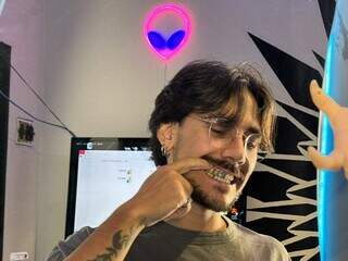 Lu&iacute;s faz grillz famosos entre rappers e pedidos at&eacute; por crian&ccedil;as