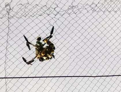 Drones do crime burlam prote&ccedil;&atilde;o com embalagens &ldquo;linguicinhas&rdquo; na M&aacute;xima 