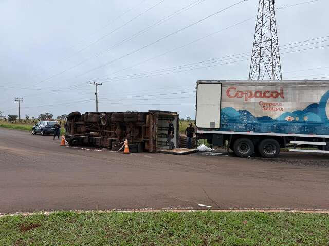Caminh&atilde;o frigor&iacute;fico passa por cima de rotat&oacute;ria e tomba em avenida