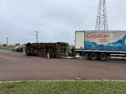Caminh&atilde;o frigor&iacute;fico passa por cima de rotat&oacute;ria e tomba em avenida
