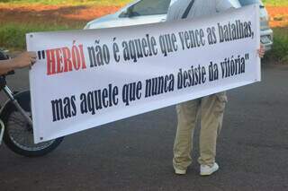 Técnico de enfermagem suspeito de estupro em UTI é solto e recebido com cartaz Técnico de enfermagem suspeito de estupro em UTI é solto e recebido com cartaz