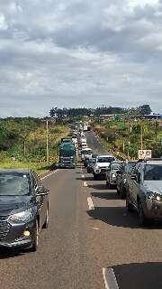 Engavetamento com 5 ve&iacute;culos deixa 8 feridos e causa congestionamento na BR-163