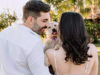Antes do casamento, cadela rouba a cena em ensaio cheio de fofura