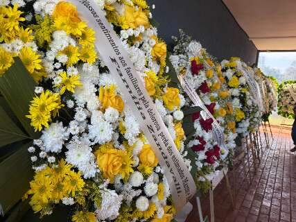 Capela lotada marca despedida de veterin&aacute;rio e da m&atilde;e mortos na MS-080