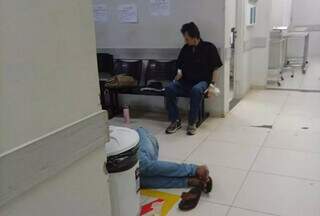 Idoso passa 13 horas em cadeira à espera de atendimento no Hospital Regional Idoso passa 13 horas em cadeira à espera de atendimento no Hospital Regional