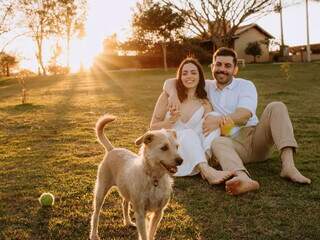 Antes do casamento, cadela rouba a cena em ensaio cheio de fofura