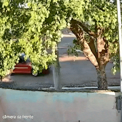 Motorista desvia de buraco, bate em carro estacionado e capota no J&oacute;quei Clube