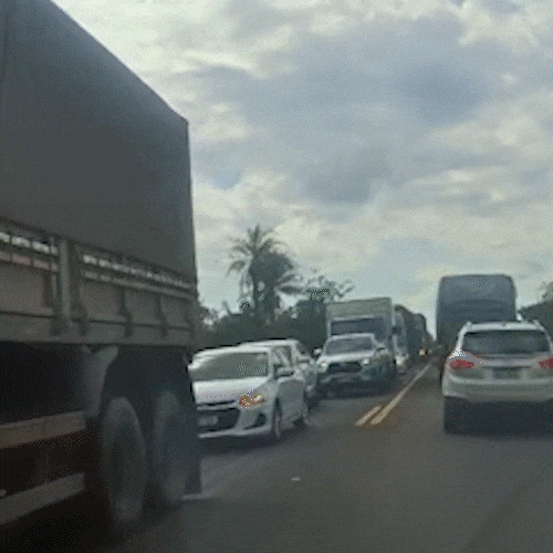 Engavetamento com 5 ve&iacute;culos deixa 8 feridos e causa congestionamento na BR-163