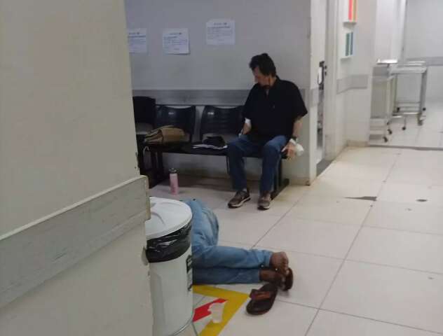 Idoso passa 13 horas em cadeira &agrave; espera de atendimento no Hospital Regional 