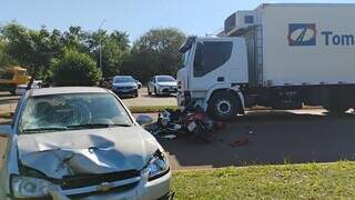 Carro faz "strike", derruba 3 motos e bate caminh&atilde;o em cruzamento