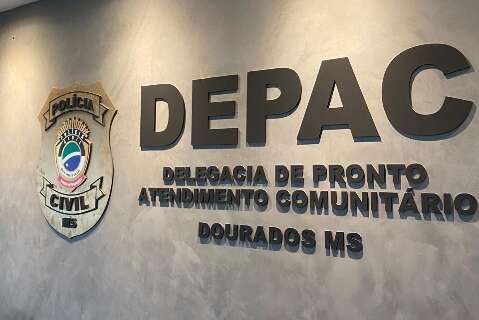 Rapaz &eacute; baleado ao atender chamado na porta de casa