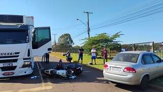 Carro faz "strike", derruba 3 motos e bate caminh&atilde;o em cruzamento
