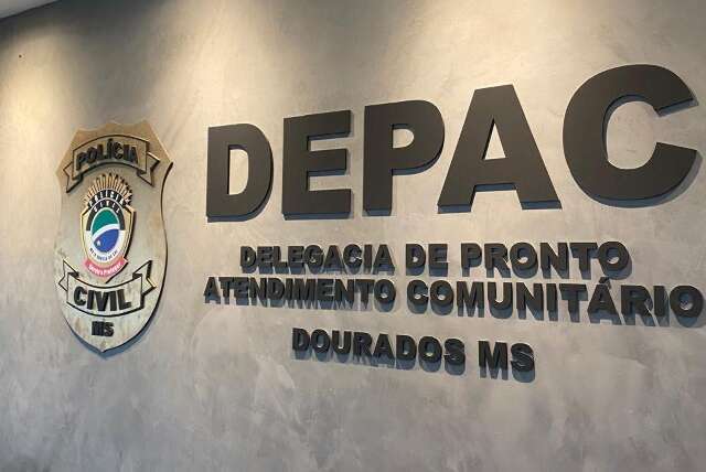 Rapaz &eacute; baleado ao atender chamado na porta de casa