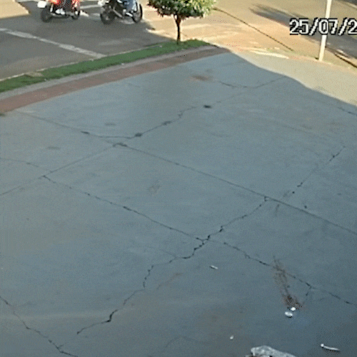 Carro faz strike, derruba 3 motos e bate caminh&atilde;o em cruzamento no Aero Rancho