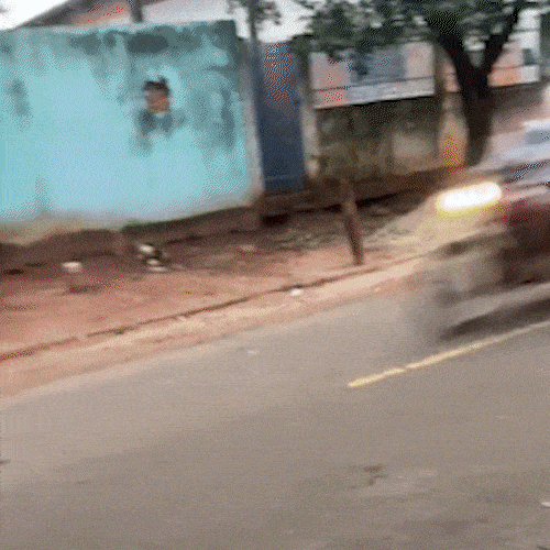 Adolescentes em fuga batem moto contra poste durante persegui&ccedil;&atilde;o