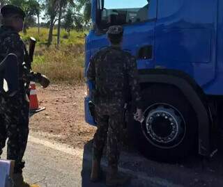 Soldado e ex-PM presos com haxixe acreditavam transportar "apenas celulares" Soldado e ex-PM presos com haxixe acreditavam transportar "apenas celulares"