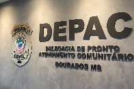 Rapaz é atingido por 3 tiros ao atender chamado na porta de casa