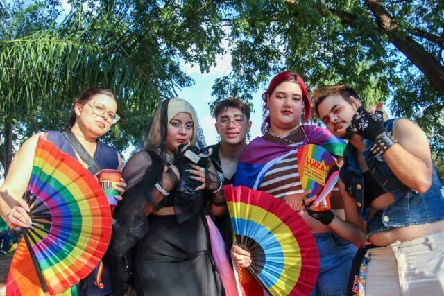 Parada LGBT+ re&uacute;ne jovens que defendem respeito, direitos e representatividade